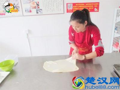 几千元做啥小吃好？县城摆摊卖小吃卖什么好