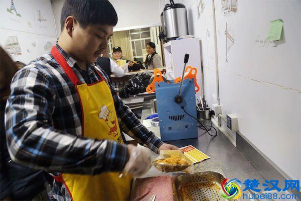 30平方小店怎么做鸡排生意？他的鸡排店就赚了大钱