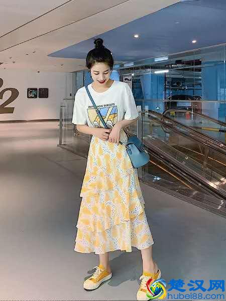 夏日活力橙穿搭，T恤裙子随心挑，在炎热的天气里做最凉爽的少女