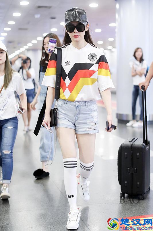 今年春季别再露脚踝了，“时髦长筒袜”正当时，杨幂李沁都在穿！