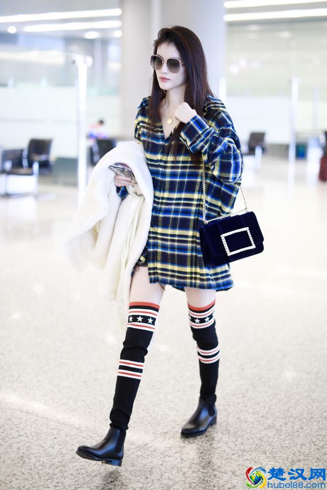 今年春季别再露脚踝了，“时髦长筒袜”正当时，杨幂李沁都在穿！