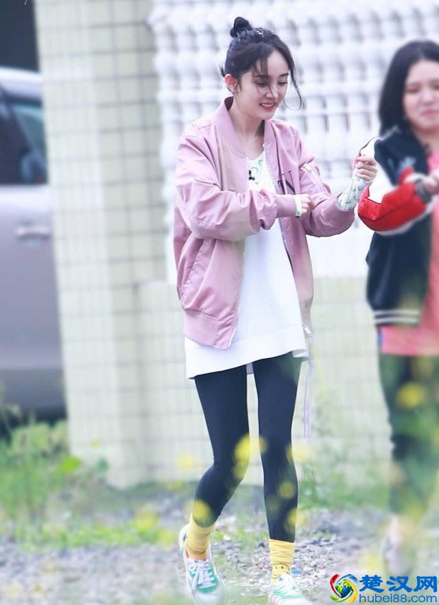 今年春季别再露脚踝了，“时髦长筒袜”正当时，杨幂李沁都在穿！