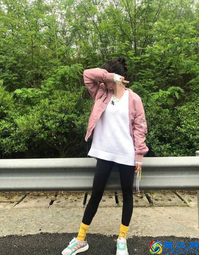 今年春季别再露脚踝了，“时髦长筒袜”正当时，杨幂李沁都在穿！