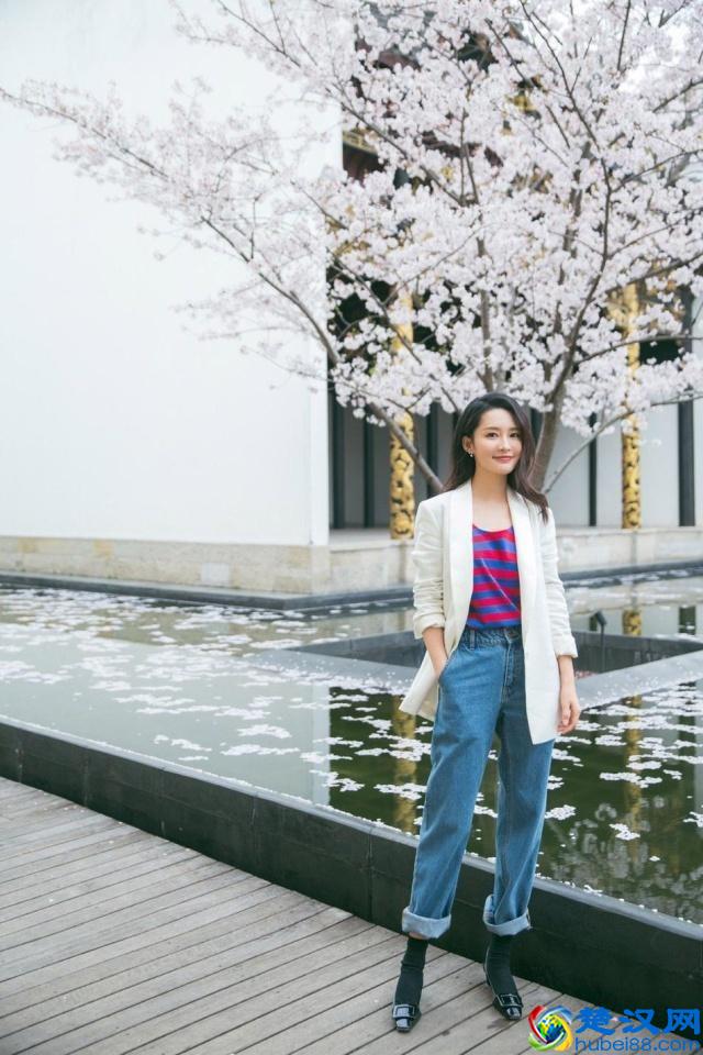 今年春季别再露脚踝了，“时髦长筒袜”正当时，杨幂李沁都在穿！