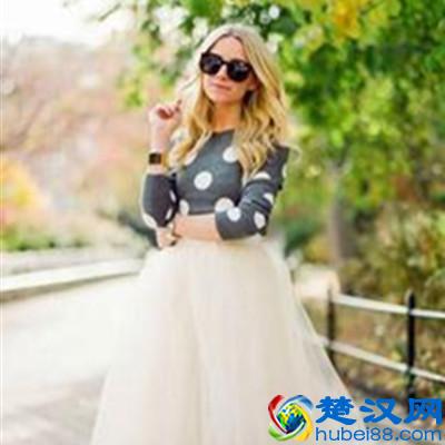 白色纱长裙怎么搭配外套 看看各位美女有何新意