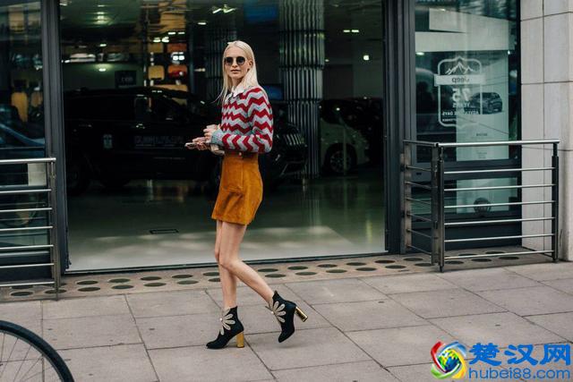 a字裙搭配什么上衣好看？原来这样穿最显腿细