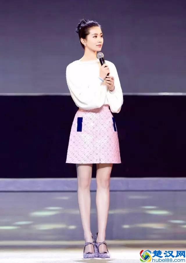 a字裙搭配什么上衣好看？原来这样穿最显腿细