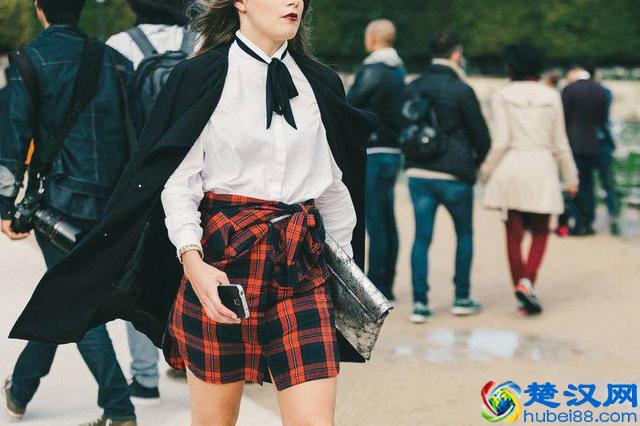 a字裙搭配什么上衣好看？原来这样穿最显腿细