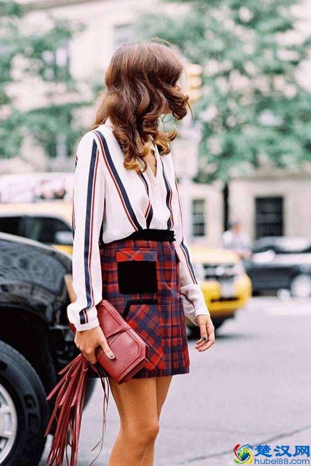 a字裙搭配什么上衣好看？原来这样穿最显腿细