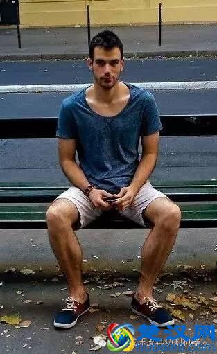 男士休闲短裤配什么鞋 男生休闲短裤搭配什么上衣