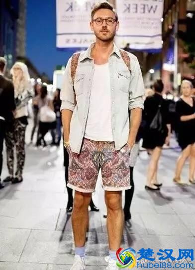 男士休闲短裤配什么鞋 男生休闲短裤搭配什么上衣