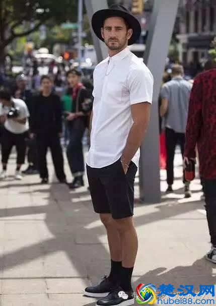 男士休闲短裤配什么鞋 男生休闲短裤搭配什么上衣