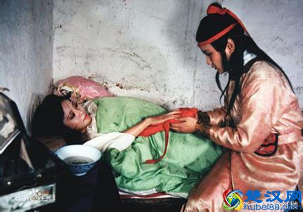 红楼梦里晴雯死的时候，为什么叫了一夜的娘而不是宝玉？