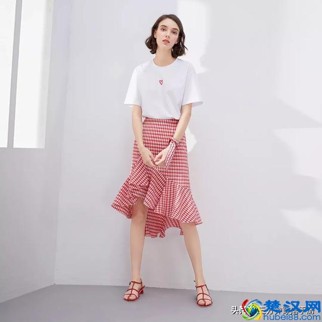 买了格子裙不会搭上衣？和这4件单品搭配，三分钟就能变时髦精