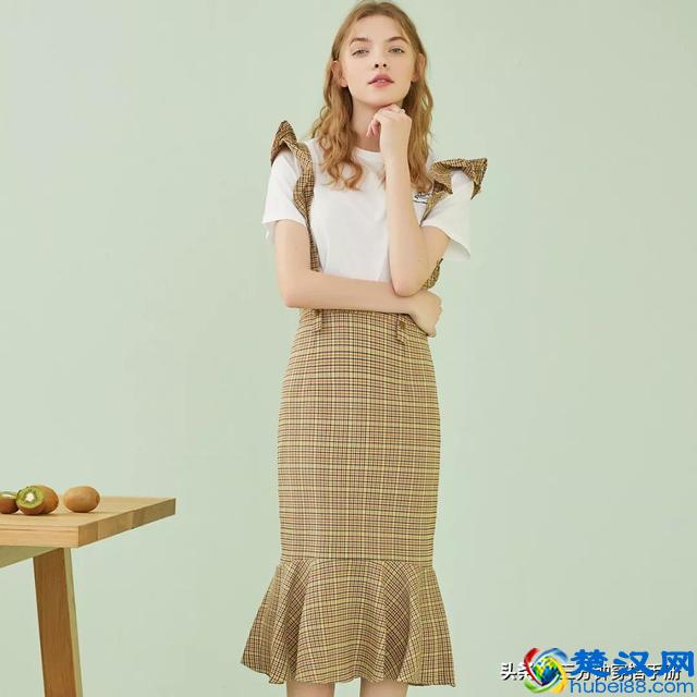 买了格子裙不会搭上衣？和这4件单品搭配，三分钟就能变时髦精