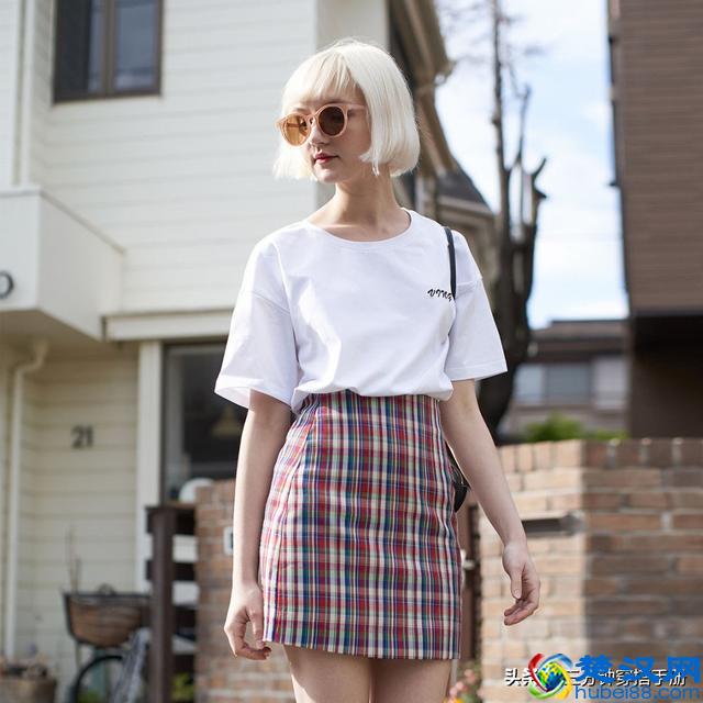 买了格子裙不会搭上衣？和这4件单品搭配，三分钟就能变时髦精