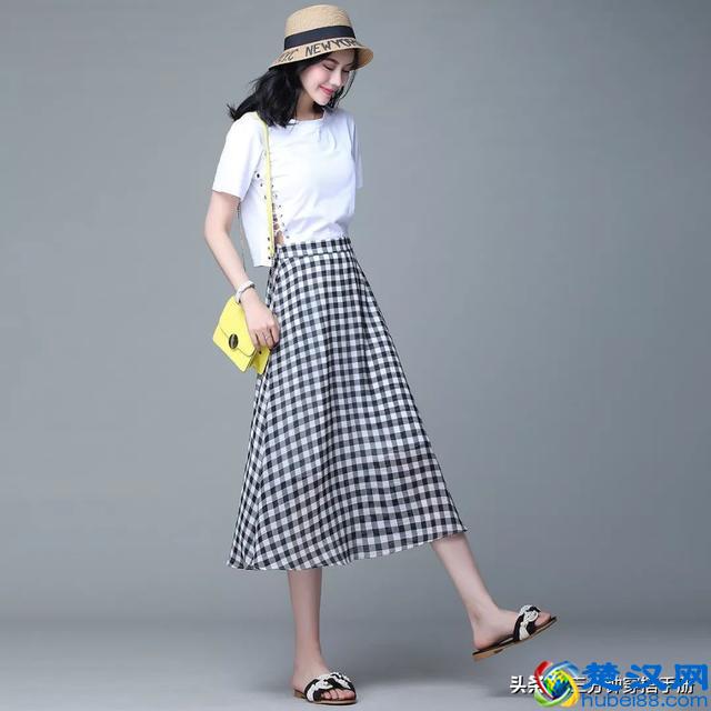 买了格子裙不会搭上衣？和这4件单品搭配，三分钟就能变时髦精