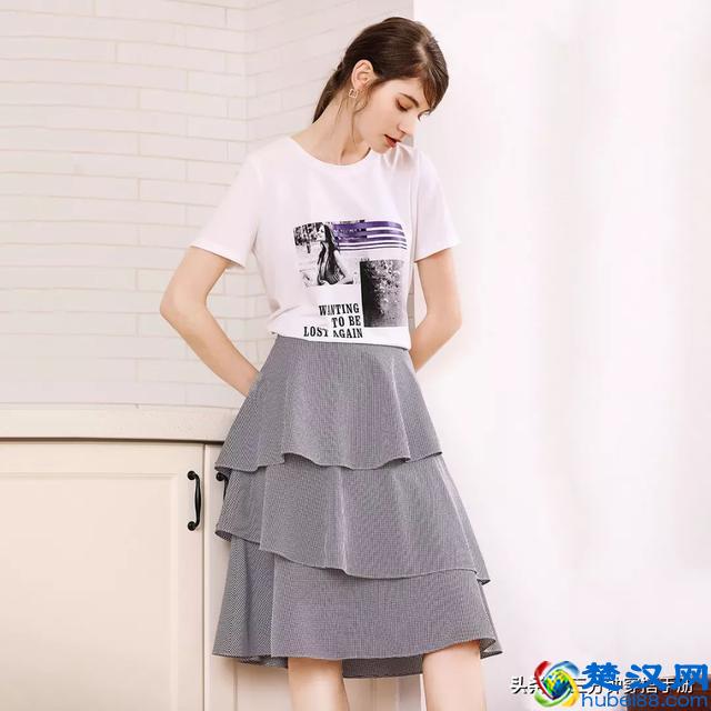 买了格子裙不会搭上衣？和这4件单品搭配，三分钟就能变时髦精