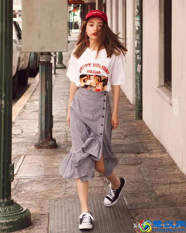 买了格子裙不会搭上衣？和这4件单品搭配，三分钟就能变时髦精