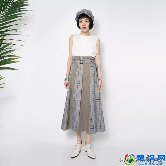 买了格子裙不会搭上衣？和这4件单品搭配，三分钟就能变时髦精