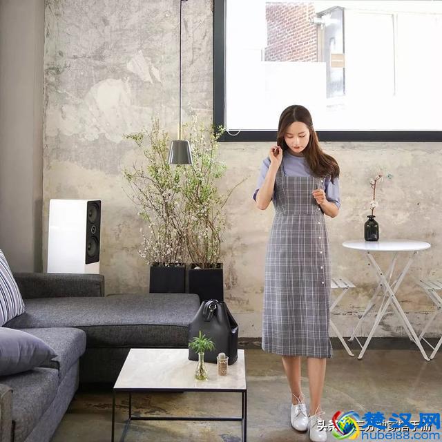 买了格子裙不会搭上衣？和这4件单品搭配，三分钟就能变时髦精