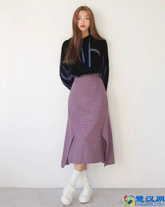 买了格子裙不会搭上衣？和这4件单品搭配，三分钟就能变时髦精