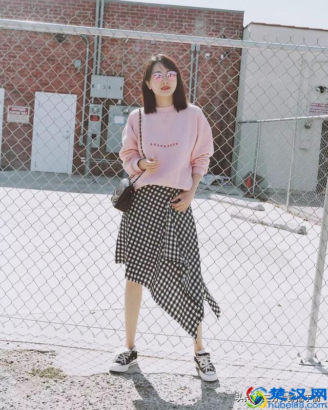 买了格子裙不会搭上衣？和这4件单品搭配，三分钟就能变时髦精