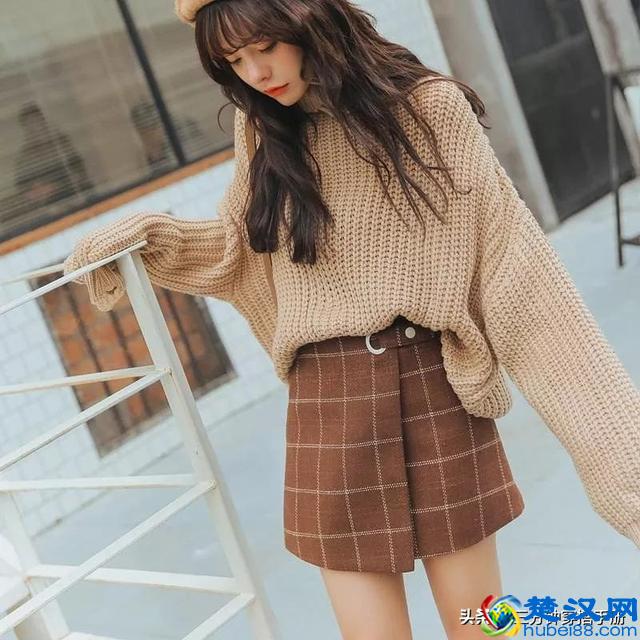 买了格子裙不会搭上衣？和这4件单品搭配，三分钟就能变时髦精