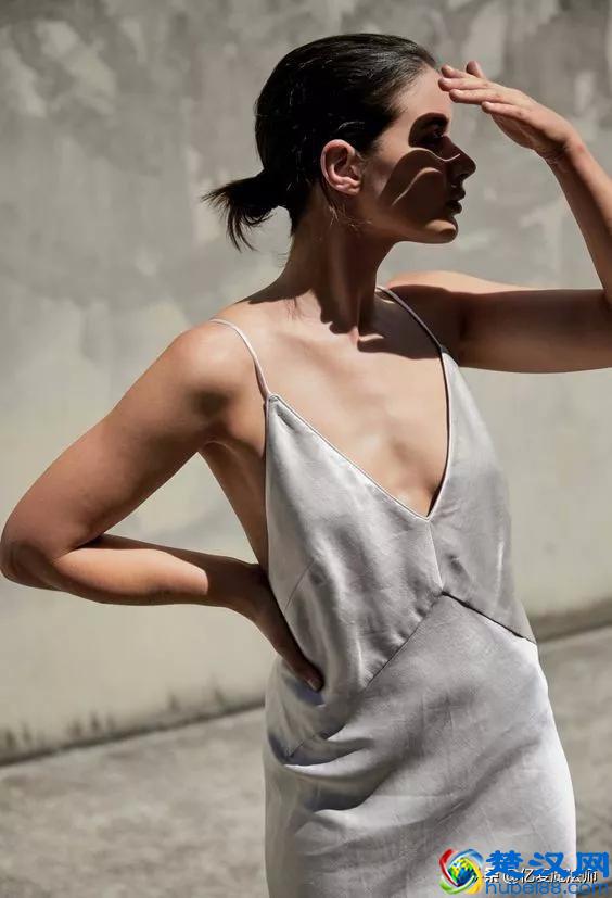 夏天穿什么面料衣服好？试试这四种，清凉透气又时髦高级