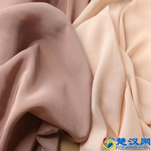 夏天穿什么面料衣服好？试试这四种，清凉透气又时髦高级