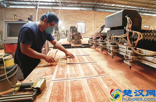 护士辞职下海经商，做家具开工厂年赚千万