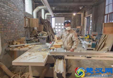 护士辞职下海经商，做家具开工厂年赚千万