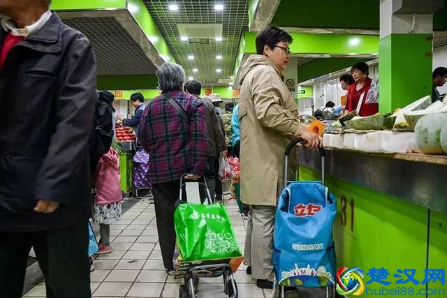 大开眼界！大爷大妈最爱去的早市，原来这么好！又新鲜又好又省钱