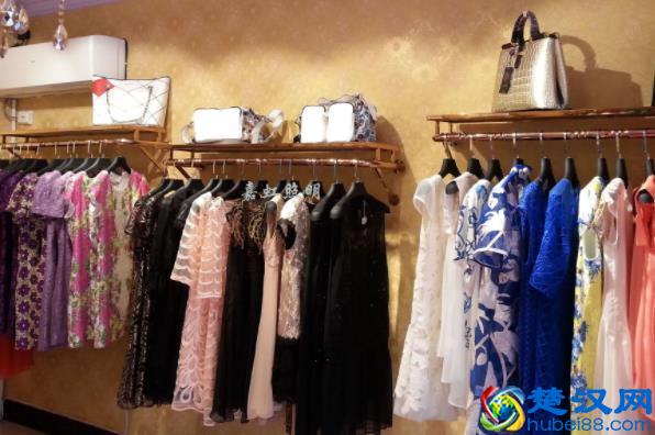 大学生白手起家创业开网店，月收入高达10多万