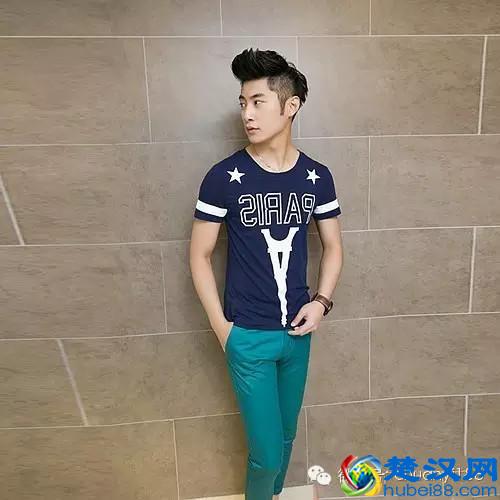 藏青蓝t恤配什么颜色彰显型男风范