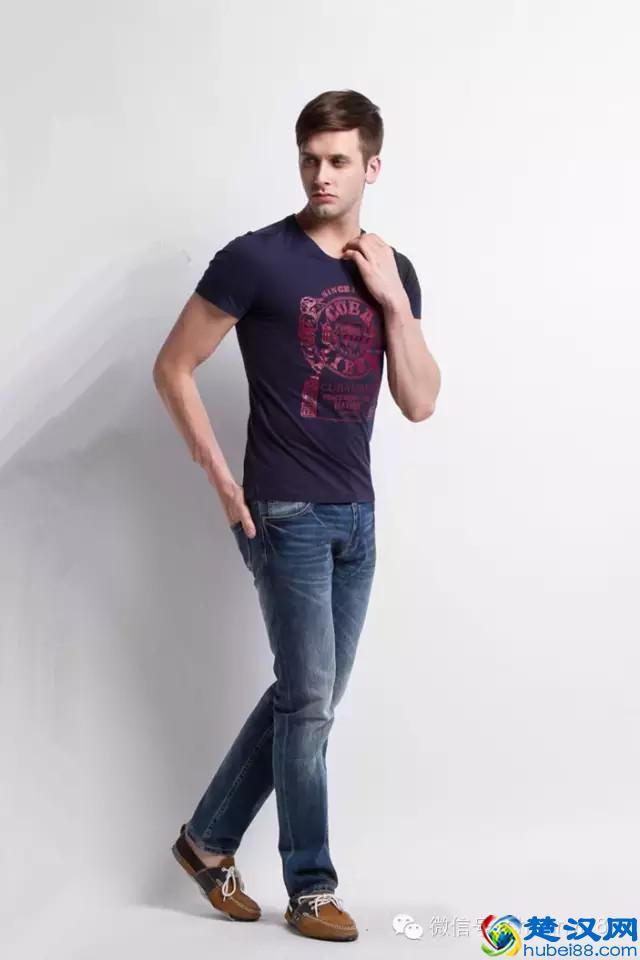 藏青蓝t恤配什么颜色彰显型男风范