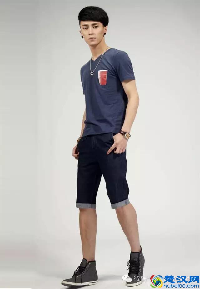 藏青蓝t恤配什么颜色彰显型男风范