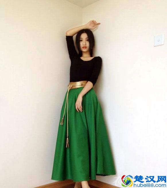 绿裙子搭配什么上衣时尚摩登