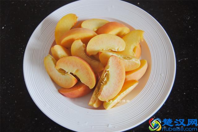 这水果煮一煮，比新鲜更好吃，超市36元一瓶，在家做，15元管够