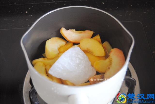 这水果煮一煮，比新鲜更好吃，超市36元一瓶，在家做，15元管够