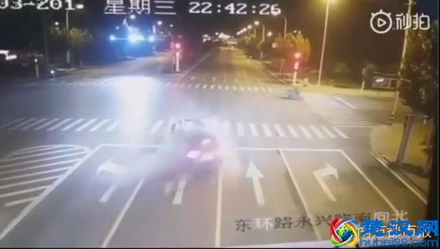 女子醉驾玛莎拉蒂2死4伤 当事女微博照片曝光！河南玛莎拉蒂撞飞宝马7爆燃现场图