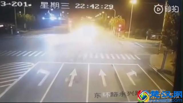 女子醉驾玛莎拉蒂2死4伤 当事女微博照片曝光！河南玛莎拉蒂撞飞宝马7爆燃现场图