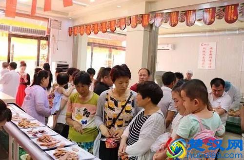 老汉8平米小店卖香肠，1年赚了60万！