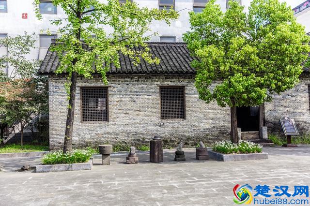 在安徽霍山“最美酒厂”，居然有美女在做这个