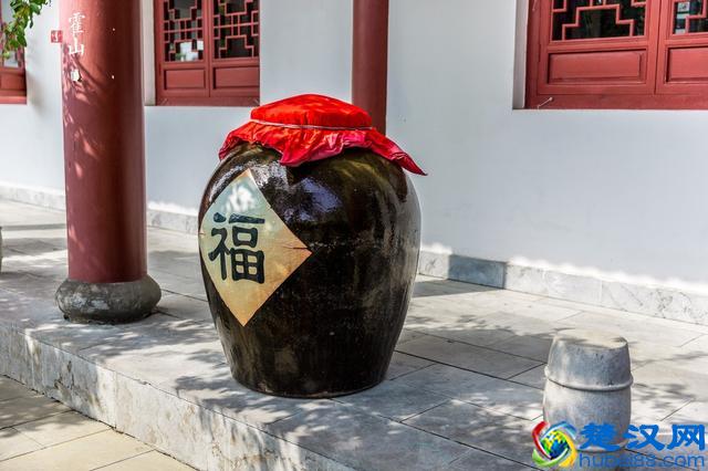 在安徽霍山“最美酒厂”，居然有美女在做这个