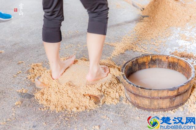 在安徽霍山“最美酒厂”，居然有美女在做这个