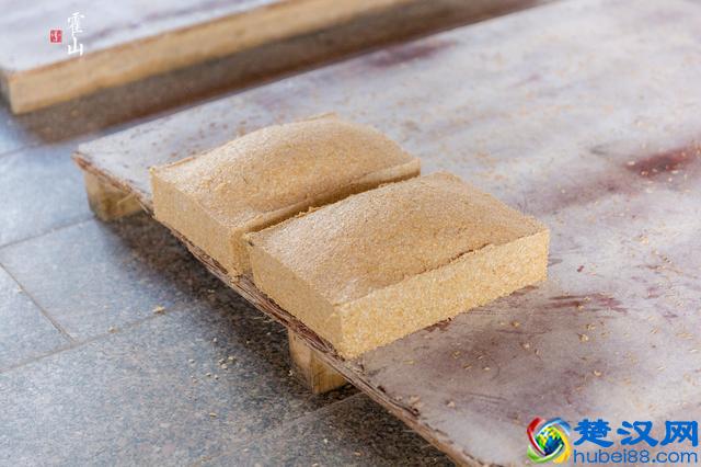 在安徽霍山“最美酒厂”，居然有美女在做这个