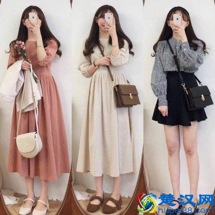 微胖女生春季如何穿？淡蓝色衬衫搭配黑色半身裙，简约不失高级感