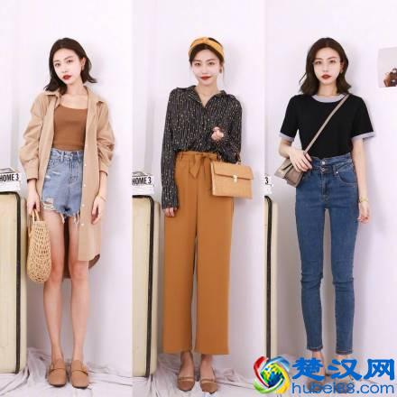 微胖女生春季如何穿？淡蓝色衬衫搭配黑色半身裙，简约不失高级感