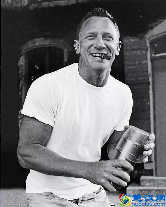 为什么别人穿白T恤就穿的很好看？